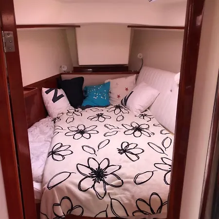 Botel Stay.plus Yacht Happiness